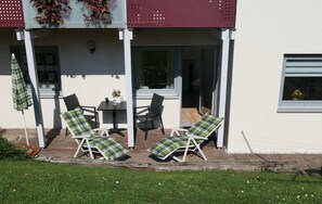 Outdoor dining - Apartment 'Schneckenhaus' with Private Terrace and Wi-Fi (Ofterdingen)
