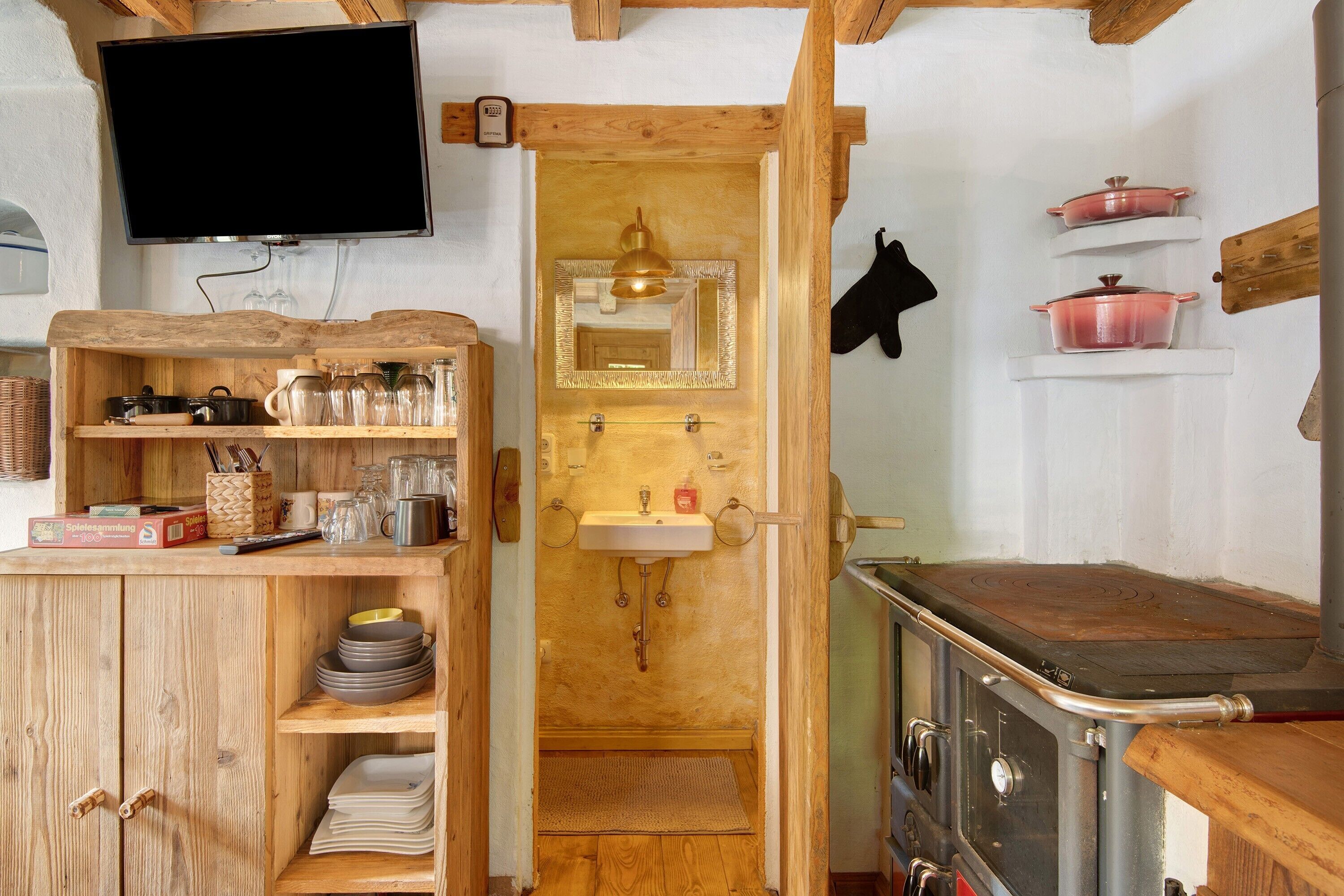 Kühlschrank, Ofen, Herdplatte, Wasserkocher mit Kaffee-/Teezubehör