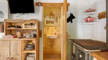 Kühlschrank, Ofen, Herdplatte, Wasserkocher mit Kaffee-/Teezubehör