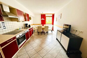 Réfrigérateur, four à micro-ondes, un four, surface de cuisson