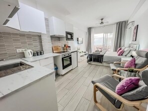 雪櫃、微波爐、焗爐、爐具