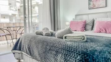 Tabla de planchar con plancha, wifi, ropa de cama