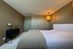 5 bedrooms, iron/ironing board, Internet