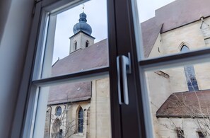 Blick aus einem Fenster auf ein Gebäude mit einer Kuppel und Rundbogenfenstern.