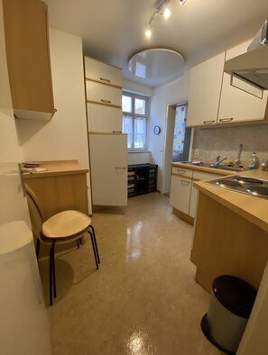 Kylskåp, mikrovågsugn, ugn och spishäll