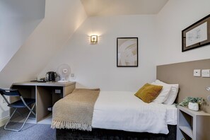 1 habitación, escritorio, tabla de planchar con plancha y wifi gratis