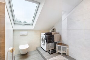 Dusche, Haartrockner, Handtücher