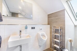 Dusj, hårføner og håndklær