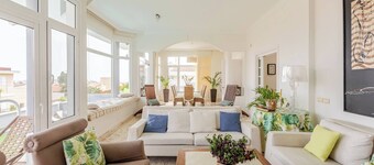 SPECTACULAR VILLA PARKiNG POWERFUl WiFi SEAViEW