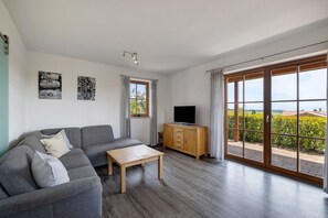 TV, ping pong - Holiday Home 'Säntisblick' with Lake View, Wi-Fi and Air Conditioning (Meersburg)