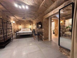 1 habitación, tabla de planchar con plancha, internet y ropa de cama 