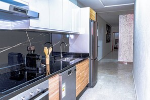 Fridge, oven, dishwasher, coffee/tea maker