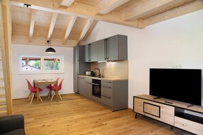 Fridge, oven, stovetop, electric kettle