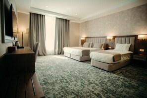 Habitación triple estándar, vista a la montaña | Ropa de cama de alta calidad y minibar