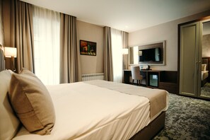 Ropa de cama de alta calidad y minibar 