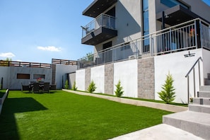 A modern building with a flat roof, a balcony, and a well-maintained lawn. - Villa Emma- Peris, Villa (Gouves)