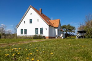 Exterior - Cozy country house Wusse FeWo Hiddensee with terrace and fireplace - Landhaus (Ummanz)