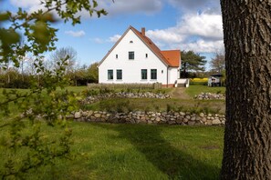Property grounds - Cozy country house Wusse FeWo Hiddensee with terrace and fireplace - Landhaus (Ummanz)