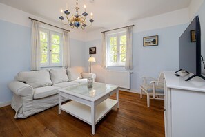 Fernseher, Kamin, Stereoanlage