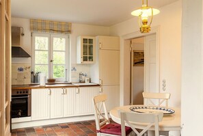 Fridge, oven, stovetop, coffee/tea maker