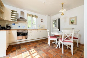 Réfrigérateur, four, plaque de cuisson, cafetière/bouilloire