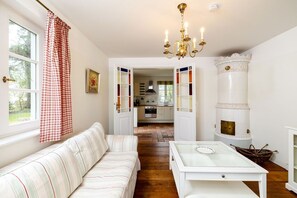 TV, fireplace, stereo - Charming semi-detached house in Trent on Rügen - Landhaus Trent Haushälfte Udars (Trent)