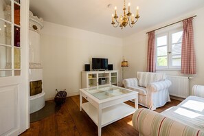TV, fireplace, stereo - Charming semi-detached house in Trent on Rügen - Landhaus Trent Haushälfte Udars (Trent)