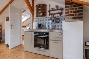 Réfrigérateur, four, plaque de cuisson, bouilloire électrique