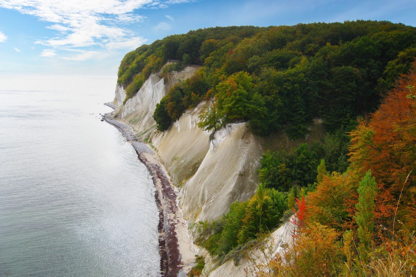 Un paysage côtier avec des falaises et une plage.