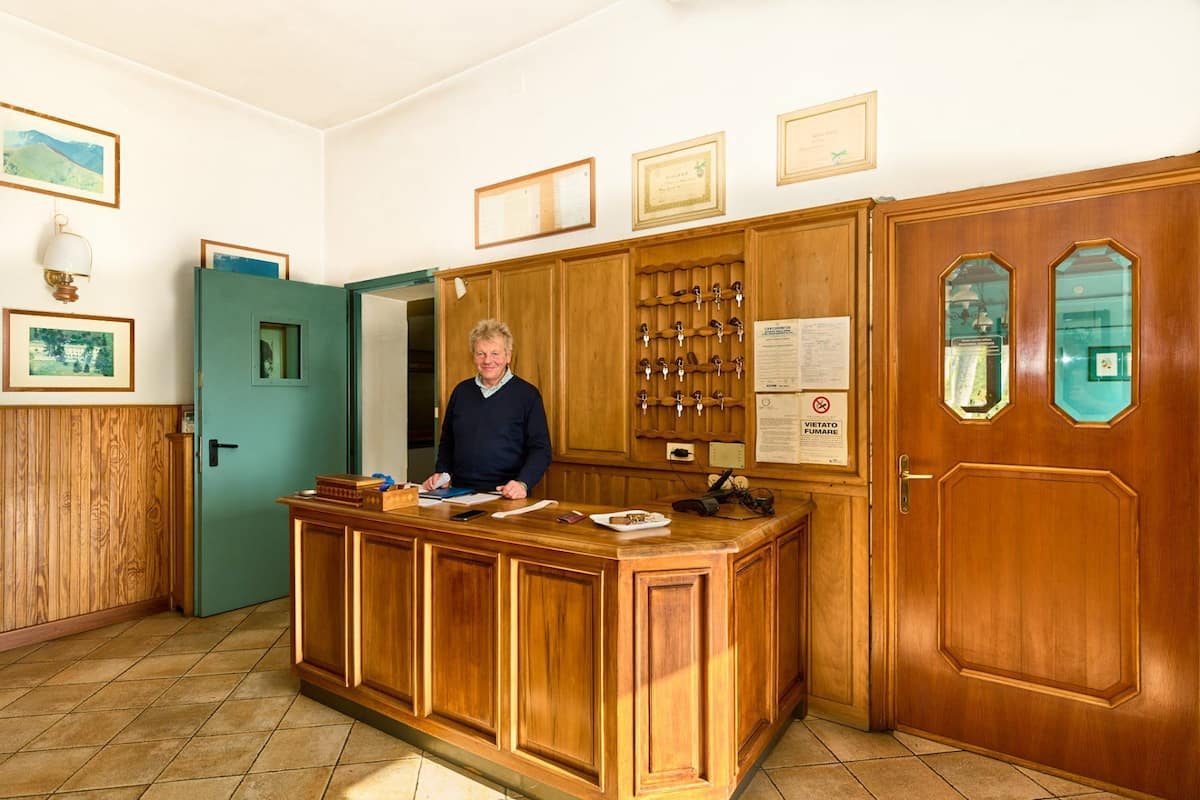 Chambre de base double ou avec lits jumeaux, vue sur la montagne | Réception