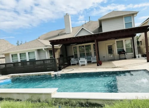 Large house with Pool and Pool Table , BBQ