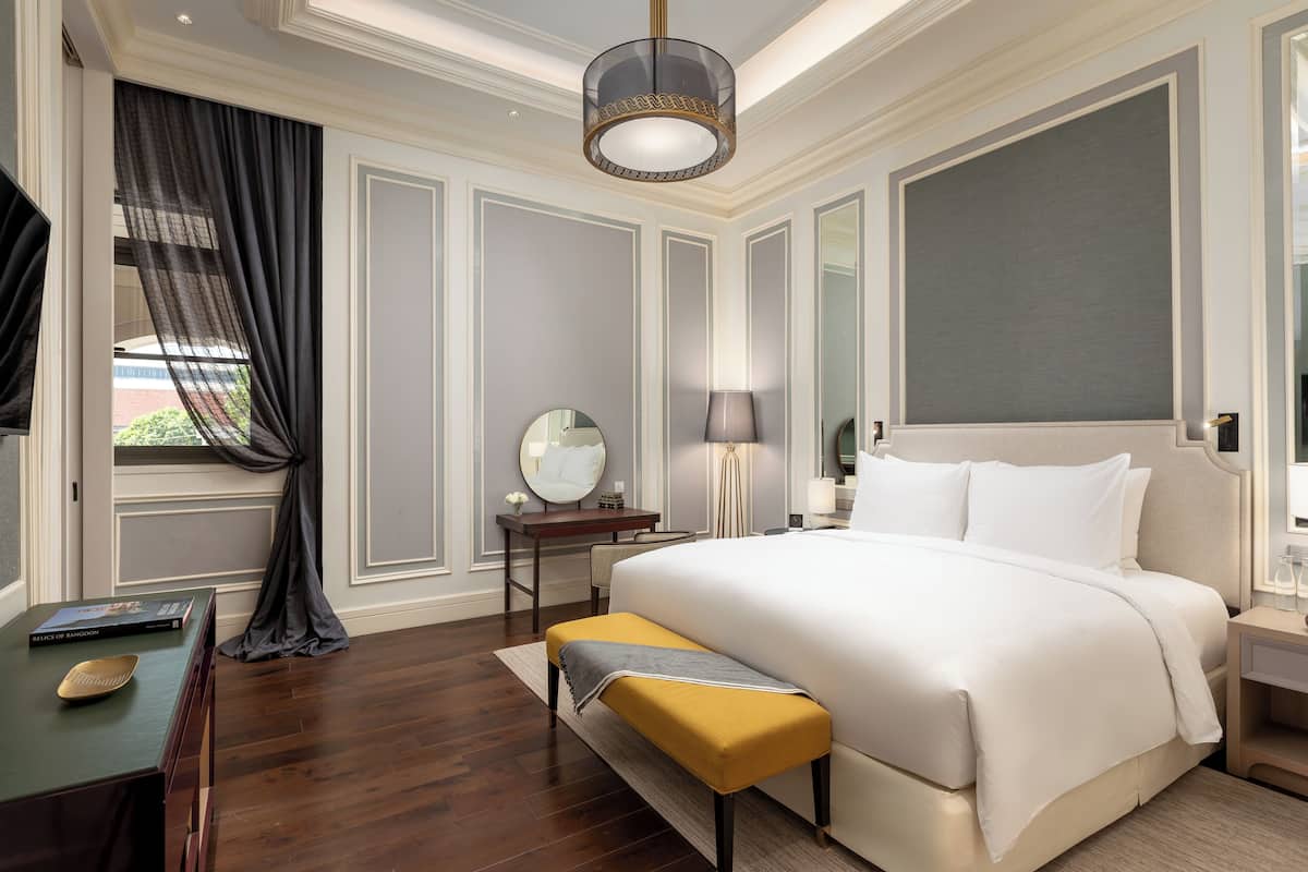 Grand Executive Room | Premium bedding, minibar, desk, laptop workspace