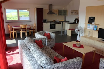 Wohnzimmer mit Küche | Ferienwohnung Reisberg