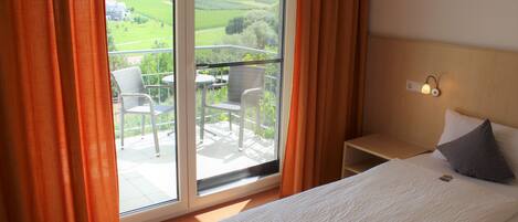1 bedroom, desk, WiFi, bed sheets