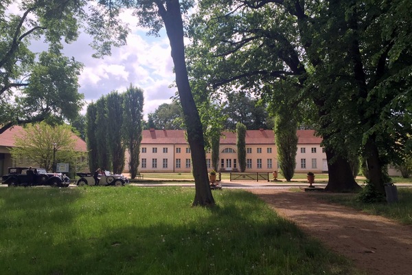 Das Schloß Still im Land von Königin Luise, erbaut 1797 - Treffpunkt für Genußfahrer