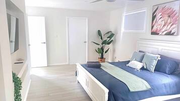 5 bedrooms, desk, iron/ironing board, travel crib