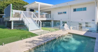 Lighthouse Beach Coastal Bliss - Pool, Beach, Shops, Ideal for families.