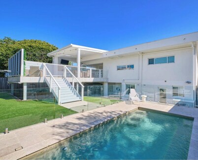 Lighthouse Beach Coastal Bliss - Pool, Beach, Shops, Ideal for families.