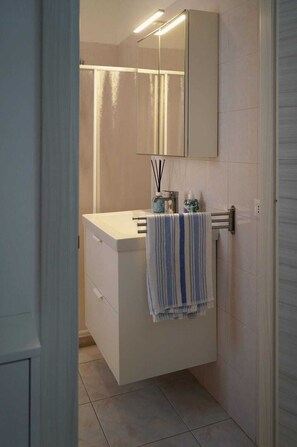 Bruser, hårtørrer, bidet, håndklæder