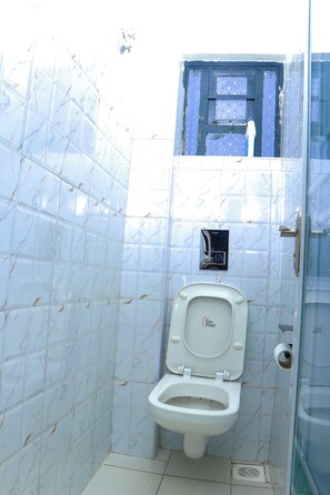 Douche, articles de toilette (gratuits), pantoufles, serviettes fournies