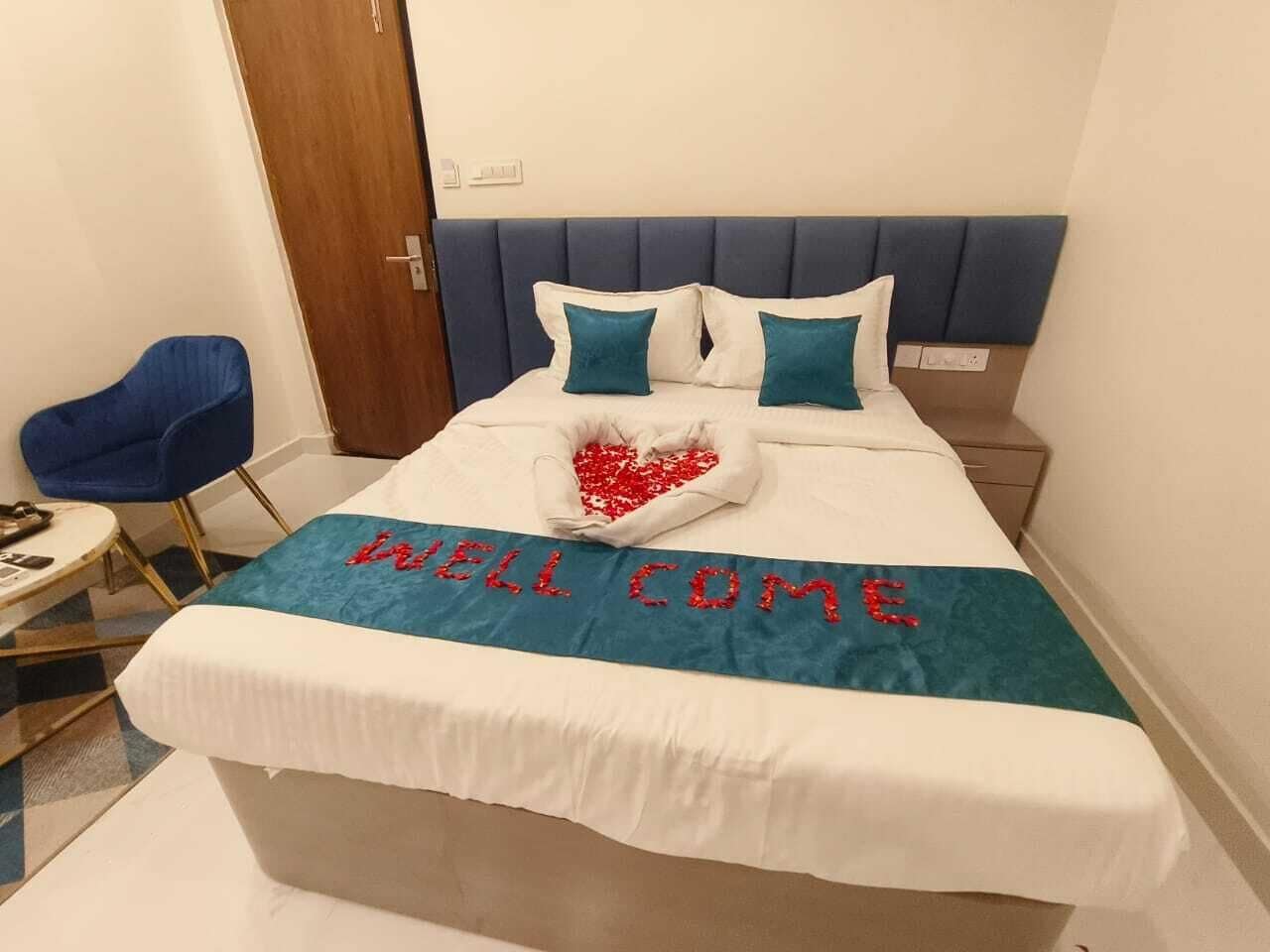 Una cama bien hecha con una decoración en forma de corazón y un mensaje sobre el edredón.