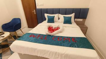 Una cama bien hecha con una decoración en forma de corazón y un mensaje sobre el edredón.