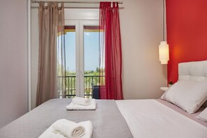 Leilighet – comfort, sjøutsikt | Blendingsgardiner, lydisolert, strykejern/-brett og wi-fi (inkludert)