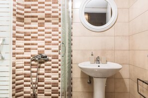 Classic Studio, Sea View | Bathroom | Shower, free toiletries, hair dryer, towels - P.Koklas Apartments (Zakynthos)