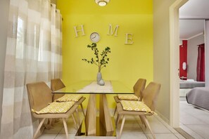 Comfort-huoneisto, merinäköala | Yksityinen keittiö | Kahvin-/teenkeitin, leivänpaahdin, mausteet, siivousvälineet