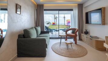 Sea Front Pool Suite | Living room