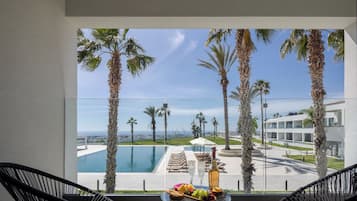 2 outdoor pools