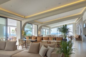 Lobby sitting area - Paphos Hills Resort and Spa By Brown (Geroskipou)