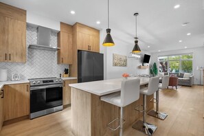 Jääkaappi, mikroaaltouuni, uuni, liesi