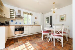 Réfrigérateur, four, plaque de cuisson, cafetière/bouilloire